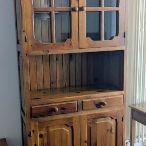 Vitrinenschrank aus massivem Pinienholz
