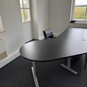 Schreibtisch schwarz elekt. höhenverstellbar, tropfenform 200 x 90