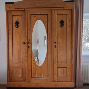 restaurierter Jugendstil-Weichholzschrank