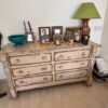 Dekorative Kommode im Shabby-Chic-Stil mit mehreren Schubladen und aufwendig gearbeiteten Details. Charmanter Vintage-Look mit gewollten Gebrauchsspuren. Ideal als Hingucker im Schlafzimmer oder Flur.