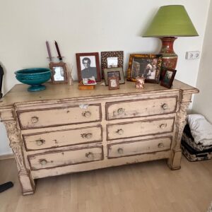 Dekorative Kommode im Shabby-Chic-Stil mit mehreren Schubladen und aufwendig gearbeiteten Details. Charmanter Vintage-Look mit gewollten Gebrauchsspuren. Ideal als Hingucker im Schlafzimmer oder Flur.