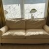 Klassisches 2-Sitzer-Sofa in zeitlosem beigem Stoffbezug. Bequeme Sitzpolster und solide Verarbeitung, ideal für Wohnzimmer oder Gästezimmer. Gepflegter Zustand mit leichten Gebrauchsspuren.