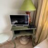 Kleiner dekorativer Beistelltisch im Vintage-Stil mit geschwungenen Beinen. Ideal als TV-Tisch oder für kleine Räume.