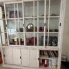 Großer, weißer Vitrinenschrank mit Glastüren und viel Stauraum. Perfekt zur Präsentation von Geschirr, Büchern oder Deko. Landhausstil / klassischer Stil. Leichte Gebrauchsspuren vorhanden.