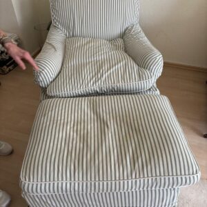 Gemütlicher Ralp Lauren Polstersessel mit passendem Fußhocker im klassischen Streifen-Design. Sehr bequem, ideal zum Lesen oder Entspannen. Stoff in gutem Zustand, leichte Nutzungsspuren.