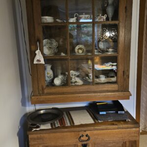 Antiker Hängeschrank und truhe