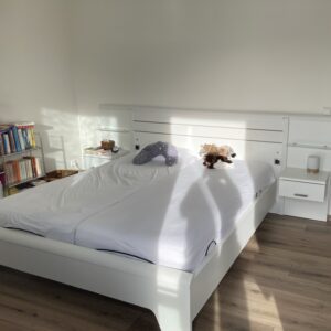 Bett weiß 160x200cm mit elektr. Bettrosten