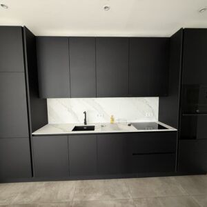 Moderne & Neue Einbauküche in schwarz mit Marmoroptik