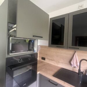 Hochschrank mit geöffneter Klappe für Mikrowelle
