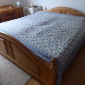 Schönes Fichte natur Doppelbett mit zwei dazugehörigen Lattenrosten