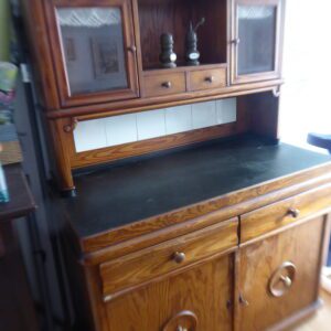 Schönes antikes Küchenbuffet, ca. 1918, mit viel Platzangebot