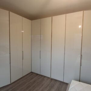 Kleiderschrank und Kommode
