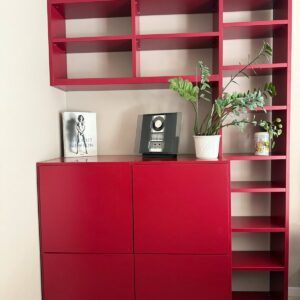 Rotes modulares Regal mit Sideboard