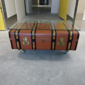 Couchtisch aus altem Rohrplattenkoffer