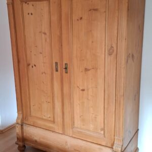 Antiker Weichholzschrank von ca. 1908