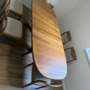 Tisch ausziehbar mit Stühlen