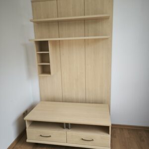Modernes Wandregal mit TV-Schrank, helles Holzdesign lles