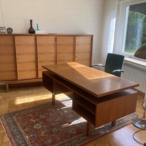 Sideboard und Schreibtisch