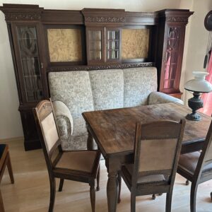 Wohnbuffet mit Sofa ,Tisch und Stühle