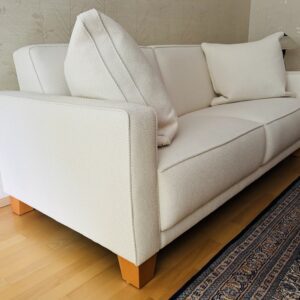 Weißes 2 - Sitzer Sofa