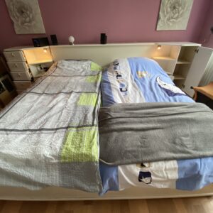 Doppelbett weiß mit Seitenschränken / Regalen & Licht