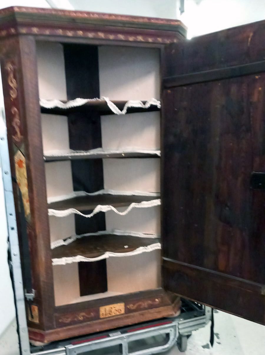 schrank_offen