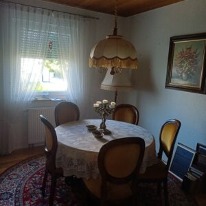 Esszimmertisch und Stühle
