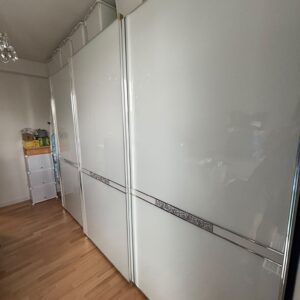 Schwebetürenkleiderschrank mit echten Swarovski Elementen
