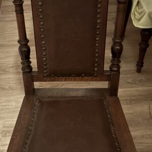 2 - 200 Jahre alte dunkle Stühle