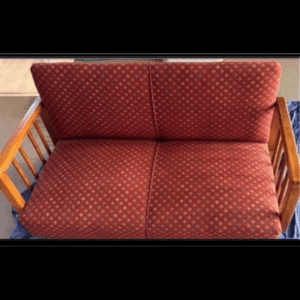 Schönes gepolstertes Puppensofa aus Holz