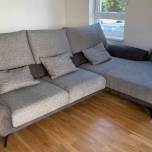 Moderne Eckcouch mit verstellbaren Rückenlehnen