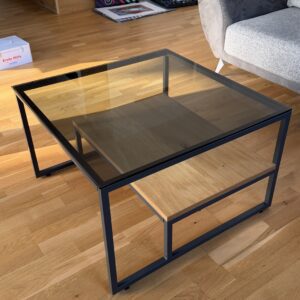 Couchtisch mit Glasplatte