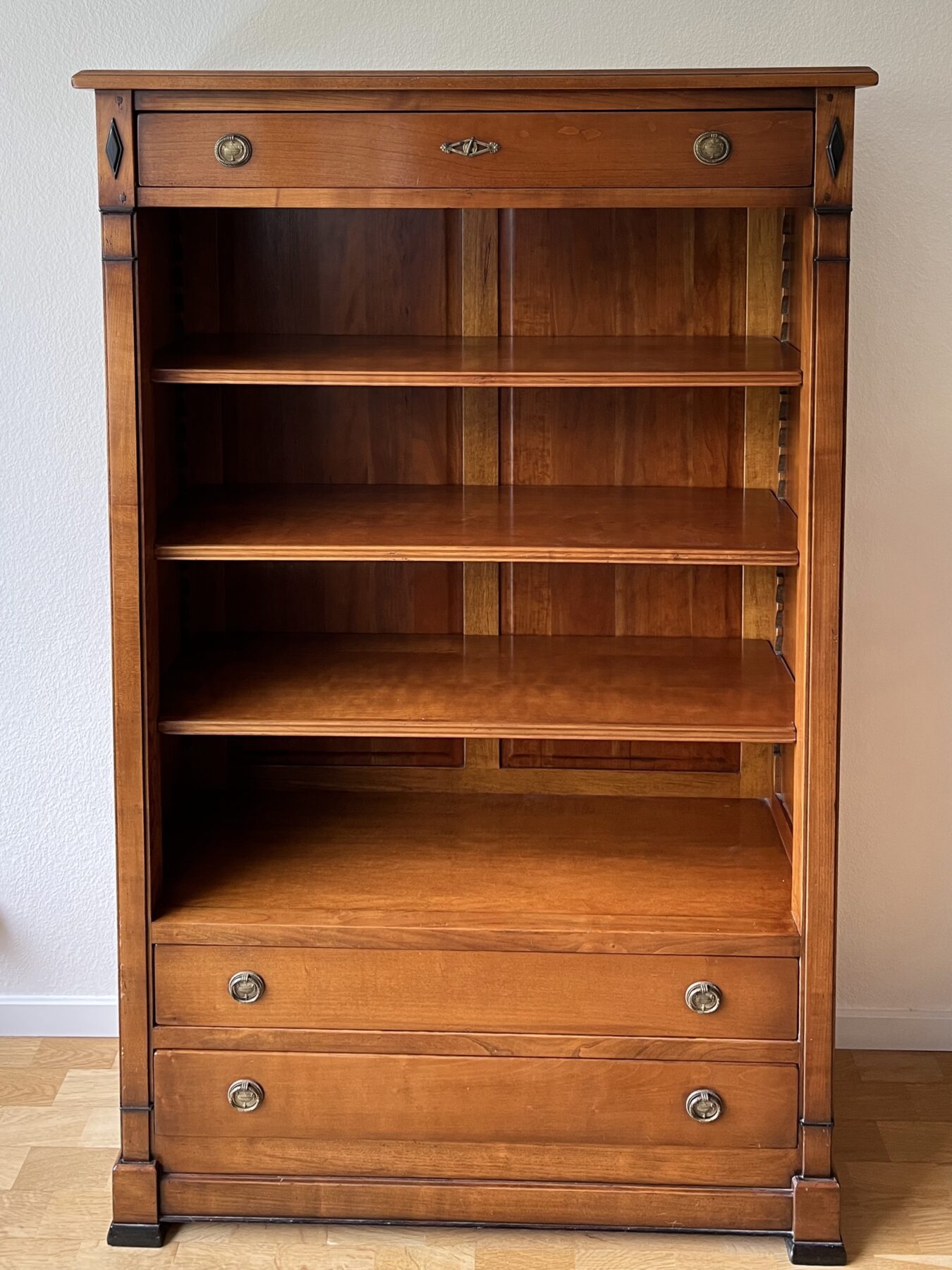 Bücherregal