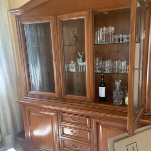 Schrank mit Glasvitrine