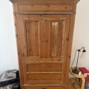 Antiker Kleiderschrank