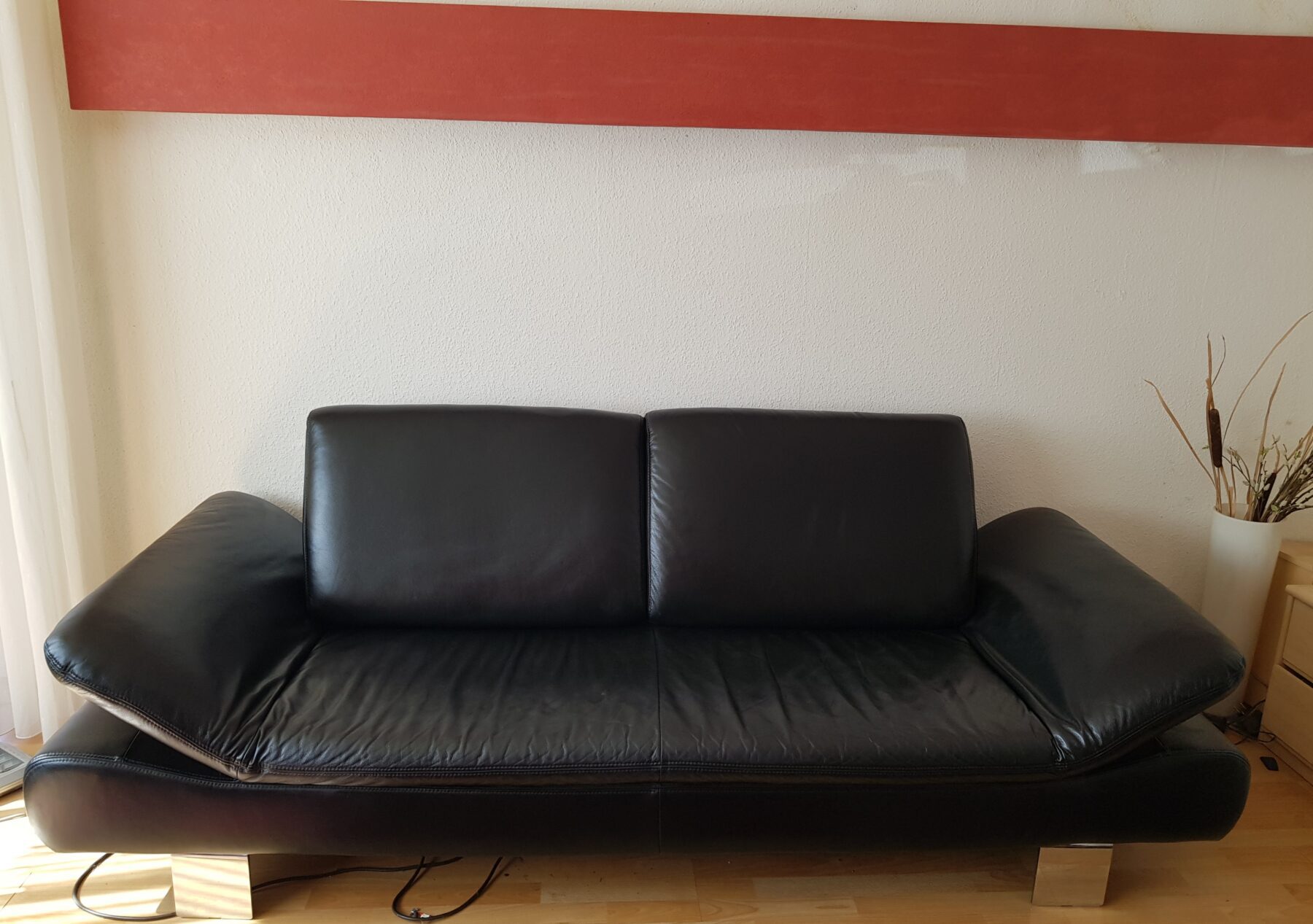 20260813_154332 Echtledersofa mit verstellbaren Armlehnen