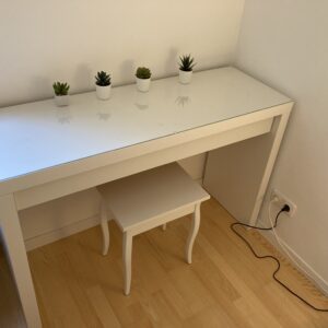 Schminktisch (IKEA Malm), weiß mit Glasplatte und Hocker