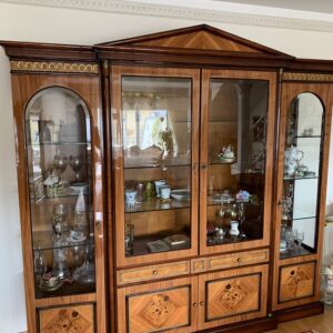 Rosenholzschrank mit Glasböden